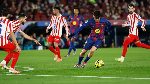 Pedri menggiring bola dalam laga La Liga antara Barcelona vs Atletico Madrid