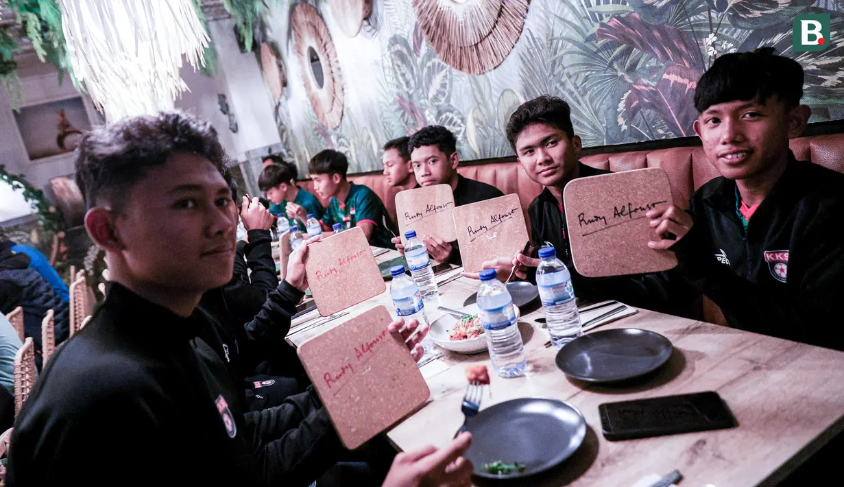 Seperti diketahui, Korea-Korea Selecao melakoni pemusatan latihan di Portugal sejak Rabu (21/11) lalu. Ada banyak program yang mereka dapatkan, seperti berlatih di Sporting CP, Benfica FC, hingga melakoni tiga laga uji coba melawan klub di Portugal. (Bola.com/Bagaskara Lazuardi)