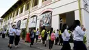 Sejumlah pelajar mengenakan masker saat beraktivitas di sebuah sekolah di Phnom Penh (28/1/2020). Pemerintah Kamboja dalam beberapa hari terakhir telah menutup aktivitas belajar di sekolah-sekolah sebagai upaya pencegahan terhadap virus corona. (TANG CHHIN SOTHY/AFP)