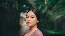 Rambutnya disanggul rapi dan wajahnya dipoles dengan makeup flawless, pesona bintang film Kembang Api ini semakin terpancar. Pamer senyuman manis, Hanggini bikin netizen terkesima. Meski tidak kenakan aksesori seperti anting ataupun kalung untuk mendukung penampilannya, namun tak dipungkiri Hanggini tetap cantik dan banyak yang memuji penampilannya. (Liputan6.com/IG/@hanggini)