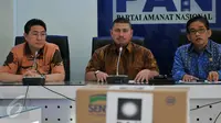 Ketua Fraksi PAN DPR RI, Mulfachri Harahap (tengah) didampingi Anggota F-PAN A Bakri (kanan) dan Anggota F-PAN Dapil Kalbar H.Sukiman memberikan keterangan pers terkait bantuan bagi korban asap di Indonesia Kamis (29/10/2015). (Liputan6/JohanTallo) 