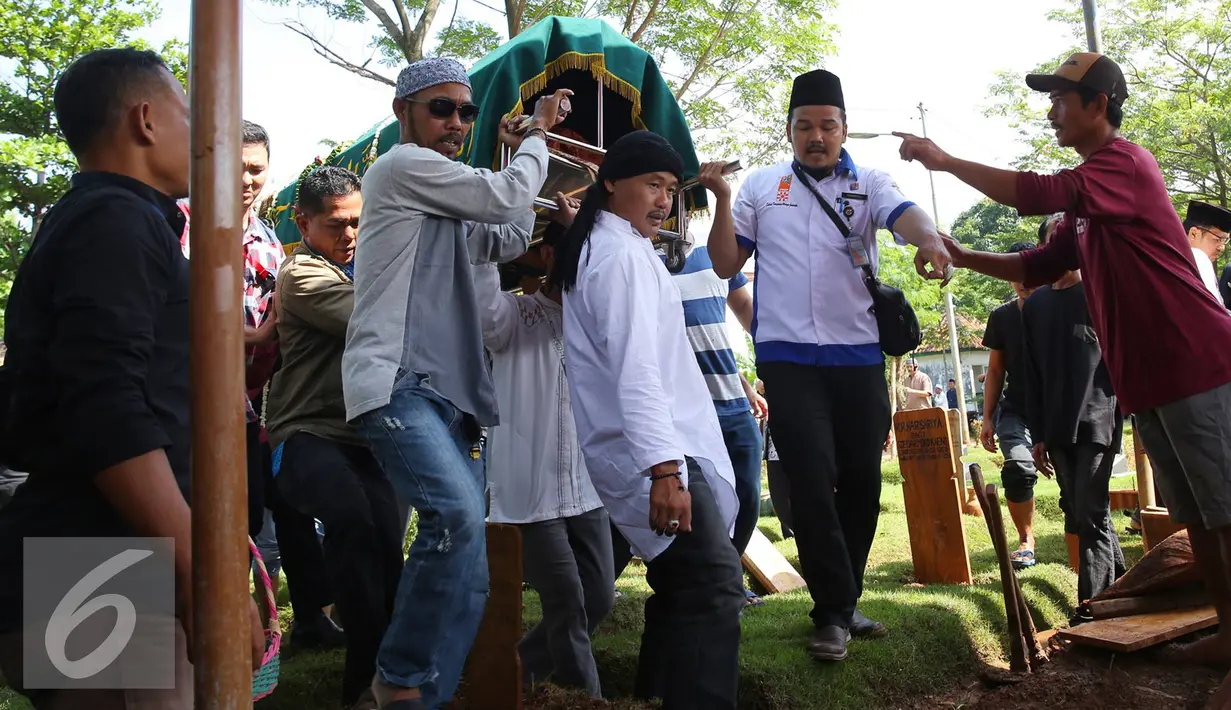 Kerabat menggotong keranda istri artis komedi dan pembawa acara Tukul Arwana, Susiana, saat dimakamkan di TPU Tanah Kusir, Jakarta, Rabu (24/8). Susiana wafat di usia 48 tahun akibat penyakit asma yang dideritanya. (Liputan6.com/Immanuel Antonius)