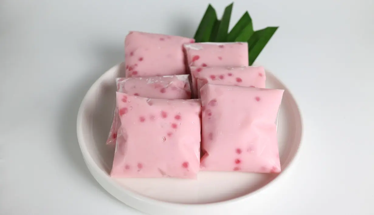 Kue cantik manis terbuat dari tepung kanji, santan dan mutiara. Kue ini memiliki rasa manis dan gurih dengan tekstur empuk. Kue ini sangat cocok untuk teman minum kopi atau minum teh. (Shutterstock.com/sri widyowati)