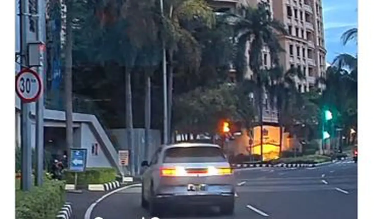 Mobil Hyundai Ioniq jalan mundur di kawasan SCBD, Jakarta Selatan.