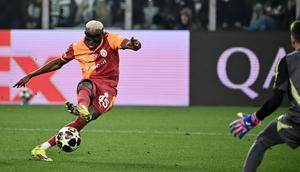 Sayangnya, kemenangan comeback yang diimpikan Juventus pupus. Mereka kecolongan dua gol lewat Victor Osimhen (105+2') dan Baris Alper Yilmaz (119'). (AFP/Isabella Bonotto)