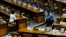Anggota DPR RI saat berfoto di ruangan rapat usai menjalani sidang paripurna akhir masa jabatan di gedung Nusantara II, Jakarta, (30/9/14). (Liputan6.com/Andrian M Tunay) 