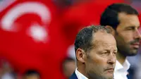 TAK MAU MUNDUR - Danny Blind tak mau mundur usai Belanda dikalahkan Turki 0-3. ( REUTERS/Umit Bektas)