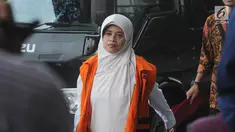 Anggota DPRD Komisi A Kabupaten Kebumen Dian Lestari Pertiwi Subekti menjalani pemeriksaan sebagai tersangka kasus suap anggaran proyek di Dinas Pendidikan, Pemuda, dan Olahraga (Disdipora) Kebumen di KPK, Jakarta, Jumat (16/03). (Merdeka.com/Dwi Narwoko)