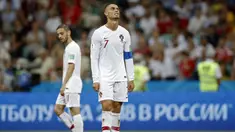 Raut sedih dan kecewa dari Cristiano Ronaldo setelah Portugal kalah dari Uruguay pada laga 16 besar Piala Dunia 2018 di Fisht Stadium, Sochi, Rusia, (30/6/2018). Portugal kalah 1-2 dari Uruguay. (AP/Francisco Seco)