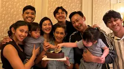 Kehadiran dua cucu tentunya membuat keluarga Pratikto dan Happy Mustikasari jadi makin hangat. Dalam momen ini terekam momen lucu di mana Bible dan Zevanya memegang kue anniversary kakak neneknya. Turut bahagia di hari jadi pernikahan orang tuanya, kebahagiaan terpancar jelas di wajah Caesar Hito, Felicya Angelista, Clara Gaby hingga Yabes Yosia. (Liputan6.com/IG/@claragaby)