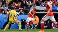 Xherdan Shaqiri berasal dari Kosovo, yang selama bertahun-tahun terlibat dalam banyak peperangan. Ia dan keluarganya pindah ke Swiss tahun 1992. (AFP/Philippe Lopez)