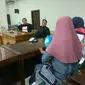 Anggota DPRD Brebes itu dituding terlibat cinta sesama jenis dengan suami pelapor. (Liputan6.com/Fajar Eko Nugroho)