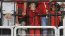 Suporter cilik saat menyaksikan secara langsung pertandingan Timnas Indonesia vs Jepang pada laga Grup C putaran ketiga Kualifikasi Piala Dunia 2026 Zona Asia di Stadion Utama Gelora Bung Karno, Jakarta, Jumat (15/11/2024). (Bola.com.M Iqbal Ichsan)