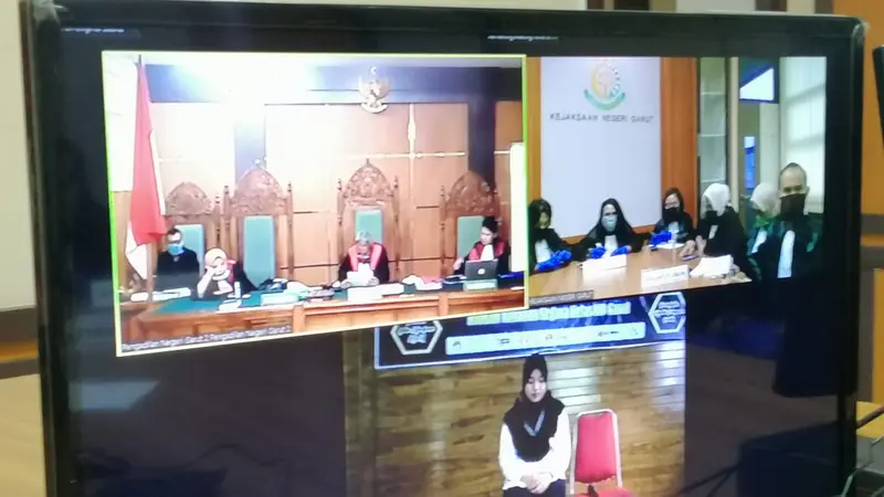 VN, terdakwa perempuan dalam kasus video syur Vina Garut, tengah menunggu sidang putusan yang dilakukan secara teleconference alias online tersebut.