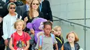 Angelina Jolie sendiri kerap mengajak anak-anaknya untuk melihat keadaan orang-orang di zona perang dan negara yang dilanda kemiskinan. (All Christian News)