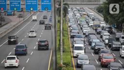 Kendaraan melintas di tol Semanggi, Jakarta, Sabtu (5/11/2022). Pemerintah berencana untuk mengimplementasikan bayar tol nontunai 'jarak jauh' atau nirsentuh mulai Desember 2022.  Sistem MLFF ini diharapkan bisa berjalan dengan baik dan dapat digunakan di seluruh ruas tol pada akhir 2023. Dengan demikian, maka pada 2024 semua ruas tol menggunakan sistem MLFF. (Liputan6.com/Faizal Fanani)