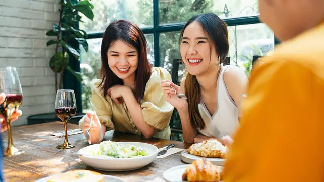sahabat perempuan makan bersama
