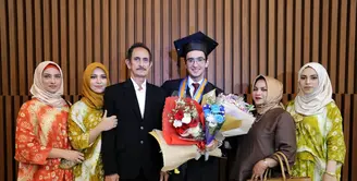 Bintang sinetron Omar Daniel resmi menjadi Sarjana. Bintang sinetron Berkah  Cinta itu kini menyandang sarjana Ilmu Komunikasi. Omar baru saja menjalani wisuda di kawasan Tangerang. (Adrian Putra/Bintang.com)