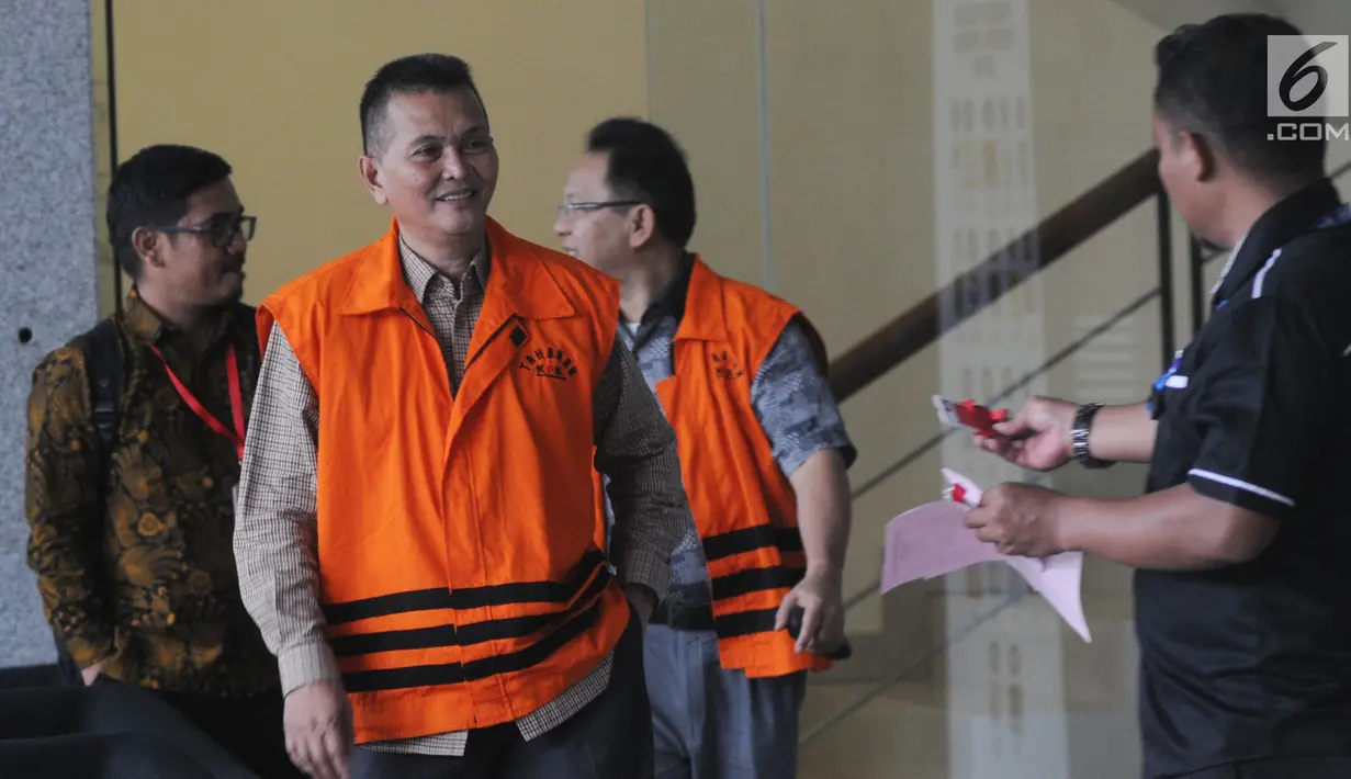 Mantan anggota DPRD Sumut 2009-2014, Musdalifah usai menjalani pemeriksaan KPK, Jakarta, Senin (3/12). Musdalifah diperiksa sebagai tersangka untuk melengkapi berkas terkait suap menyetujui Laporan Pertanggungjawaban APBD 2012. (Merdeka.com/Dwi Narwoko)