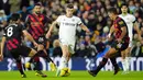 Pemain Leeds United Marc Roca (tengah) menggiring bola melewati pemain Manchester City Rodrigo (kanan) dan Ilkay Gundogan (kiri) pada pertandingan sepak bola Liga Inggris di Stadion Elland Road, Leeds, Inggris, 28 Desember 2022. Manchester City mengalahkan Leeds United dengan skor 3-1. (AP Photo/Jon Super)