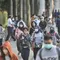 Pekerja melintas di trotoar Jalan Jenderal Sudirman saat jam pulang kantor, Selasa (4/1/2022). PPKM di Jakarta kembali diperpanjang oleh pemerintah pusat terhitung 4-17 Januari 2022 dari sebelumnya di Level 1 kini menjadi Level 2. (merdeka.com/Iqbal S. Nugroho)