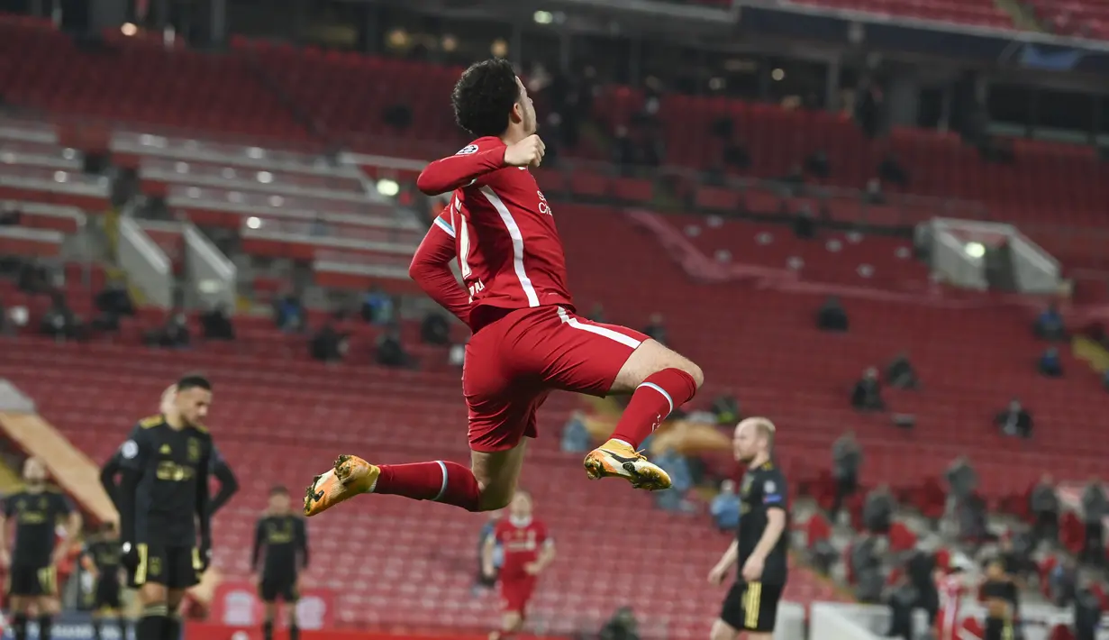 Gelandang Curtis Jones melakukan selebrasi setelah mencetak gol ke gawang Ajax Amsterdam pada matchday kelima Grup D Liga Champions di Anfield, Selasa (1/12/2020). Curtis Jones mencetak gol satu-satunya yang membawa Liverpool melaju ke babak 16 besar. (Paul Ellis/Pool via AP)
