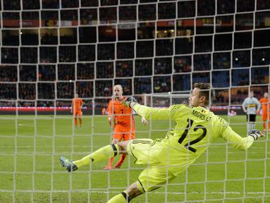 Pemain Belanda, Davy Klaassen (tengah) mencetak gol lewat penalti pada laga persahabatan melawan Belgia di Amsterdam ArenA stadium, Amsterdam, (9/11/2016). (EPA/Jasper Ruhe)