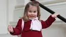 Dalam foto yang diabadikan Kate Middleton, Putri Charlotte bersiap menjalani hari pertama sekolah untuk anak usia dini di Willcocks Nursery School, London, Senin (8/1). Wajah Putri Charlotte tampak ceria dan penuh senyum. (Duchess of Cambridge via AP)