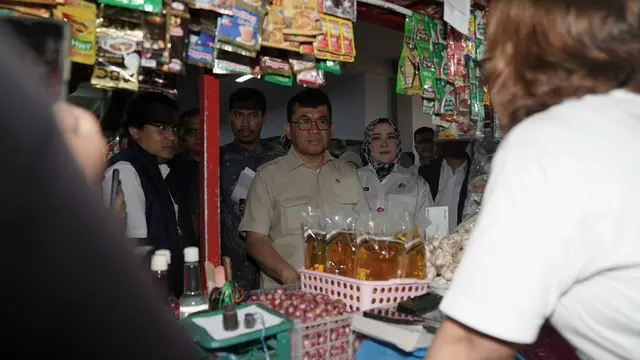 Mendag Budi Pastikan Harga Bapok Stabil Jelang Nataru Saat Meninjau Pasar Gedhe Klaten