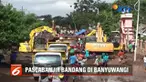Bantuan untuk korban bencana banjir bandang yang menerjang 328 rumah di Banyuwangi, Jawa Timur terus berdatangan. Untuk membersihkan desa dari sisa banjir, ratusan relawan, bersama TNI - Polri dan warga lakukan gotong royong.