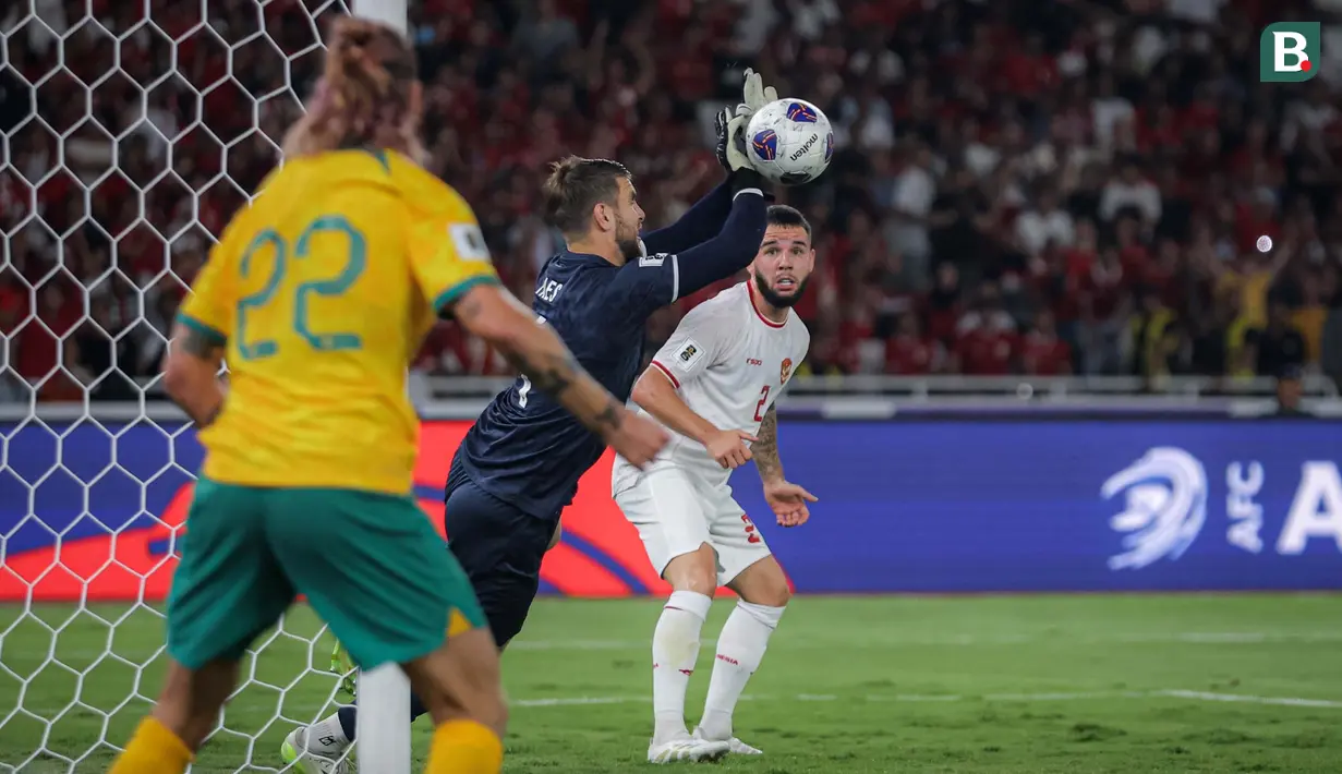 <p>Kiper&nbsp;Timnas Indonesia,&nbsp;Maarten Paes, berusaha menghalau bola saat melawan Australia pada laga kedua Grup C Kualifikasi Piala Dunia 2026 Zona Asia di Stadion Utama Gelora Bung Karno (SUGBK), Jakarta Pusat, pada Selasa (10/9/2024). (Bola.com/Bagaskara Lazuardi)</p>