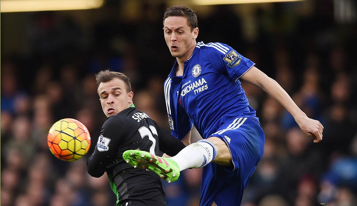 Gelandang Chelsea, Nemanja Matic, berebut bola dengan gelandang Stoke, Xherdan Shaqiri. Hasil imbang ini membuat Chelsea tertahan di peringkat ke-10. (Reuters/Tony O'Brien)