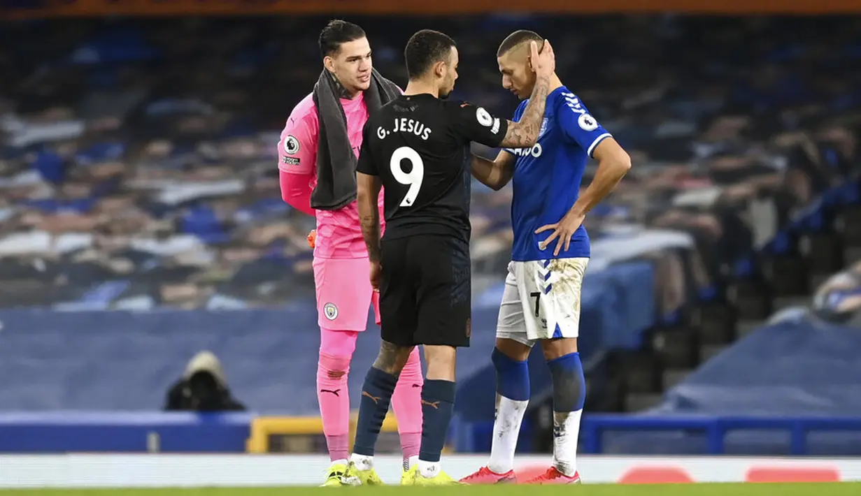 Pemain Everton Richarlison (kanan) dihibur oleh pemain dan kiper Manchester City Gabriel Jesus (tengah) serta Ederson (kiri) usai pertandingan Liga Inggris di Stadion Goodison Park, Liverpool, Inggris, Rabu (17/2/2021). Manchester City menang 3-1. (Michael Regan/Pool via AP)