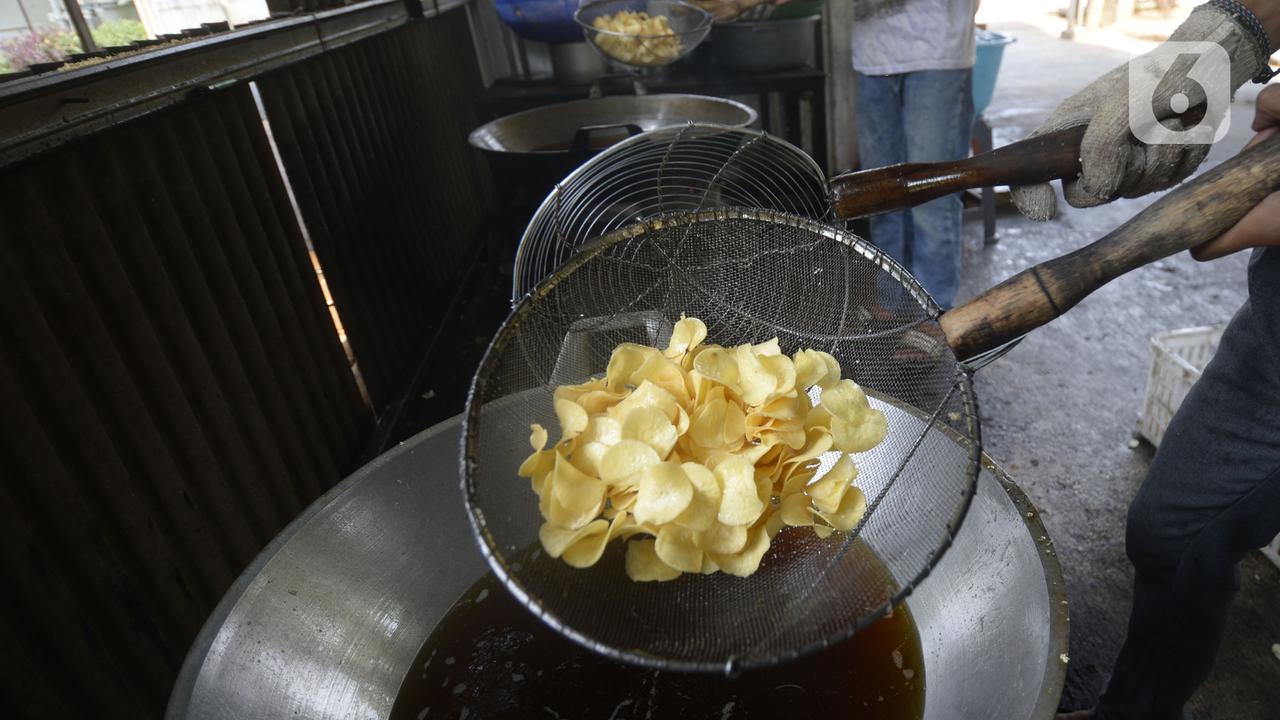 FOTO: Mengintip Dapur Pembuatan Keripik Singkong Rumahan