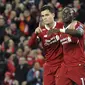 Pemain Liverpool, Philippe Coutinho, merayakan gol yang dicetak Sadio Mane ke gawang Spartak Moskow pada laga Liga Champions di Stadion Anfield, Liverpool, Rabu (6/12/2017). Liverpool menang 7-0 atas Spartak. (AP/Rui Vieira)