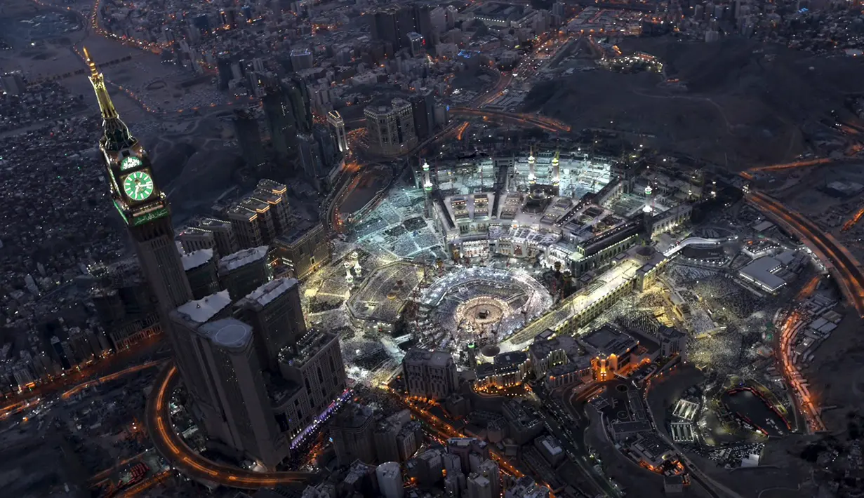 Foto udara Kakbah yang terletak di Masjidil Haram saat ribuan umat Muslim memadati bangunan suci tersebut pada malam Lailatul Qadar di kota Mekkah, 14 Juli 2015. (REUTERS/Ali Al Qarni)
