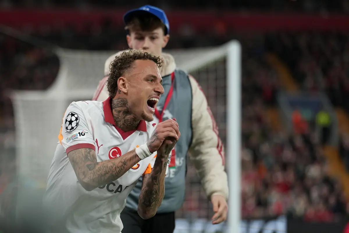 Noa Lang kesakitan usai jempolnya cedera di laga Liverpool vs Galatasaray di leg kedua babak 16 besar Liga Champions 2025/2026 di Anfield, Kamis (19/03/2026) dini hari WIB.