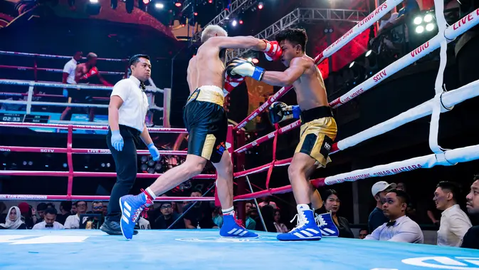 <p>Duel tinju antara Rahul Pinem melawan Jekri Riwu yang digelar saat Holywings Sport Show (HSS) Series 3 Bali, Minggu (10/9/2023). Jekri Riwu menjadi pemenang dalam pertarungan ini. (Bola.com/Vidio.com)</p>