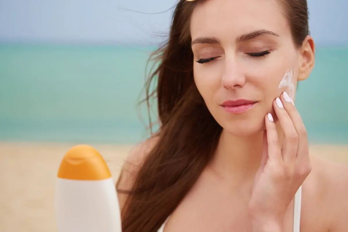 Physical Sunscreen vs Chemical Sunscreen, Mana yang Lebih Baik?