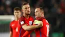 Jordan Henderson, memasang ban kapten di lengan Wayne Rooney saat melawan Slovenia pada laga Grup F Kualifikasi Piala Dunia 2018 zona Eropa, di Stadion Stozice, Ljubljana, Rabu (12/10/2016) dini hari WIB. (Action Images via Reuters/Carl Recine)