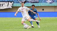 Pemain Persib Bandung, Rezaldi Hehanusa, mengawal ketat pemain Persija Jakarta, Maciej Gajos, pada laga pekan ke-28 Liga 1 2023/2024 di Stadion Si Jalak Harupat, Bandung, Sabtu (9/3/2024). (Bola.com/M Iqbal Ichsan)