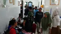 Suasana Puskesmas Tawangmangu usai puluhan siswa SD hingga SMP mengalami dugaan keracunan usai menyantap makan bergizi gratis (MBG). (Dok. Istimewa)