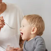 Yogurt menjadi salah satu pilihan yang banyak disukai karena teksturnya lembut dan kandungan nutrisinya kaya, mulai dari kalsium, protein, hingga lemak sehat untuk perkembangan bayi. (foto/dok: freepik/wayhomestudio)