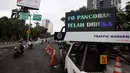 Papan pemberitahuan pengoperasian flyover (jalan layang) Pancoran yang mulai dibuka untuk umum, Jakarta, Senin (15/1). Jalan layang sepanjang 740 meter ini diharapkan bisa menggerus kemacetan di Ibu Kota. (Liputan6.com/Arya Manggala)
