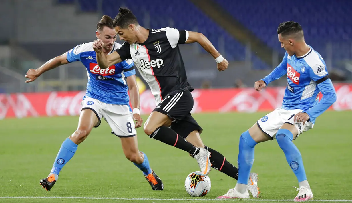 Striker Juventus, Cristiano Ronaldo, berusaha melewati pemain Napoli pada laga final Coppa Italia di Stadion Olympic, Roma, Rabu (17/6/2020). Napoli menjadi juara setelah berhasil menang lewat adu penalti atas Juventus dengan skor 4-2.(AP/Andrew Medichini)
