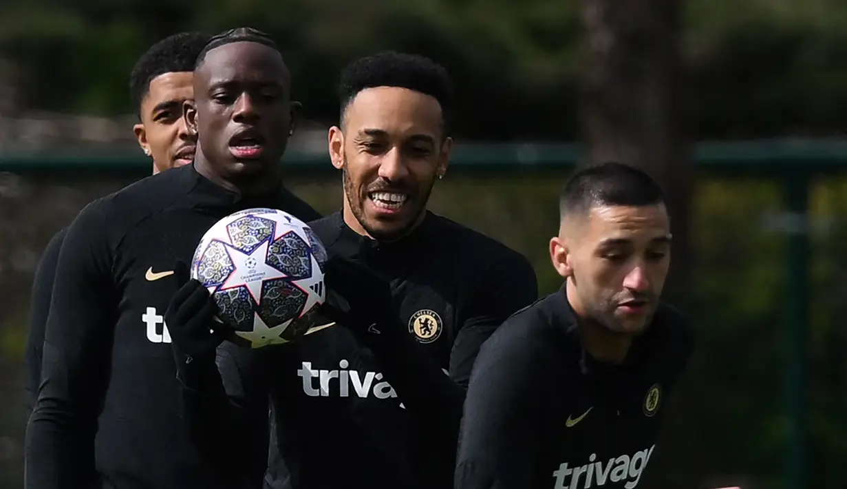 <p>Striker Chelsea Pierre-Emerick Aubameyang (Tengah) memegang bola saat ambil bagian dalam sesi latihan tim menjelang leg pertama perempat final Liga Champions mennatang Real Madrid, di fasilitas pelatihan Chelsea Cobham di Stoke D'Abernon, barat daya London, Selasa (11/4/2023). (Photo by Daniel LEAL / AFP)</p>