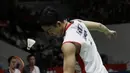 Pebulutangkis Jepang, Kento Momota, saat melawan wakil Denmark, Anders Antonsen, pada laga Indonesia Masters 2019 di Istora, Jakarta, Minggu (27/1). Antonsen menang 21-16, 14-21, 21-16. (Bola.com/M Iqbal Ichsan)