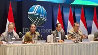 Ketua Dewan Komisioner OJK Mahendra Siregar, Menteri Kehutanan Raja Juli Antoni, Menteri Lingkungan Hidup Hanif Faisol Nurrofiq, dan Direktur Utama BEI selaku Penyelenggara IDXCarbon Iman Rachman dalam jumpa pers peluncuran perdagangan karbon internasional di Jakarta, Senin (20/1/2025). (dok. Liputan6.com/Dinny Mutiah)