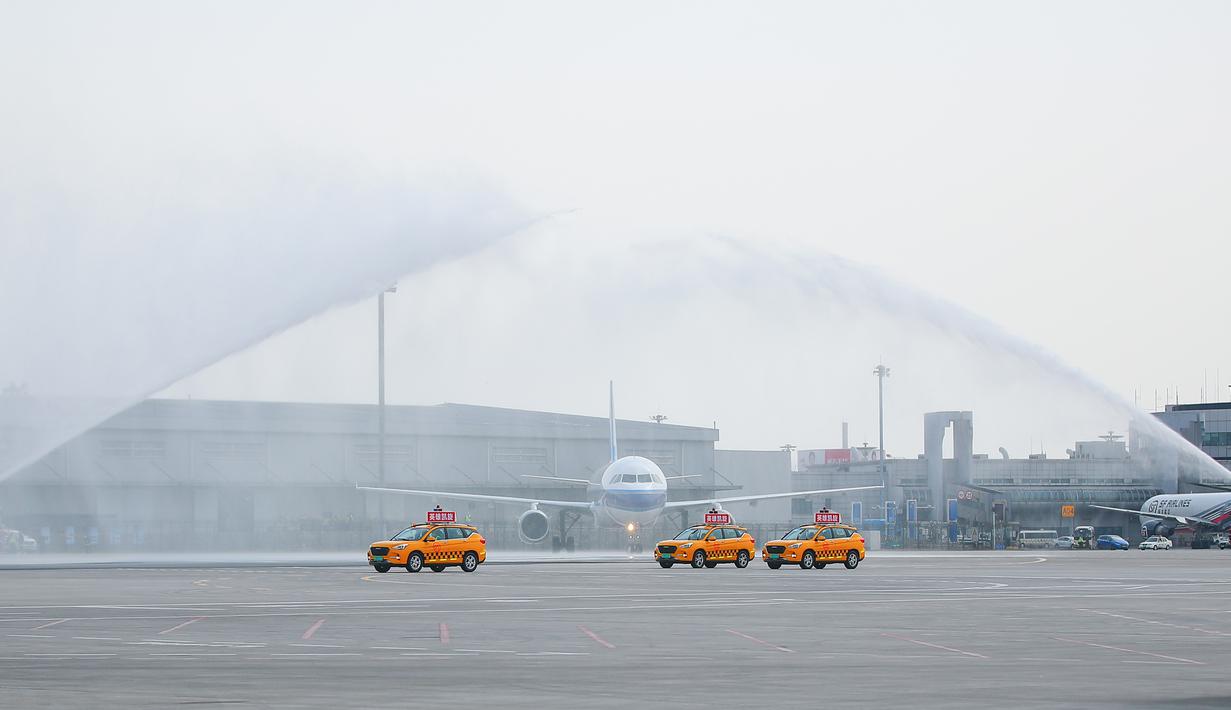 Pesawat pengangkut petugas medis yang diperbantukan ke Provinsi Hubei disambut tembakan meriam air saat mendarat di Bandara Internasional Taoxian Shenyang, Shenyang, Provinsi Liaoning, China, Jumat (20/3/2020). Mereka dipulangkan seiring meredanya wabah virus corona COVID-19. (Xinhua/Long Lei)