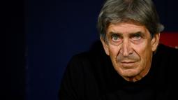 Pelatih Real Betis, Manuel Pellegrini saat laga lanjutan Liga Spanyol 2022/22023 antara Atletico Madrid melawan Real Betis di stadion Wanda Metropolitano, Madrid pada 2 April 2023. Pellegrini sejauh ini tercatat telah menghabiskan 1,16 miliar euro sebagai pelatih. Ia pernah memecahkan rekor transfer dunia dua kali dalam seminggu dengan mendatangkan Kaka dari AC Milan dan Cristiano Ronaldo dari Manchester United. Selain itu, peria asal Chili tersebut juga pernah menggelontorkan 76 juta euro untuk merekrut Kevin de Bruyne ke Manchester City. (AFP/Javier Soriano)